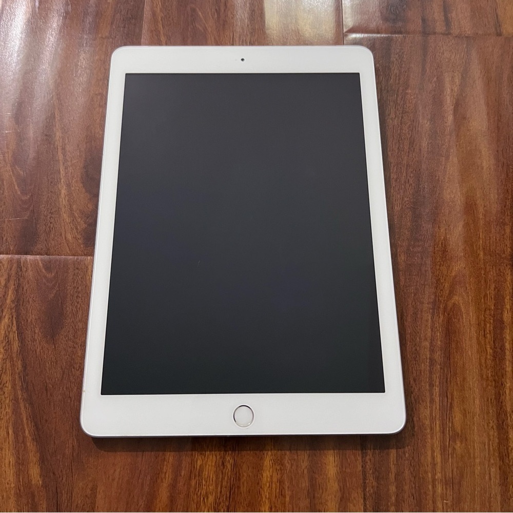 Apple IPad (5th Generation) Silver A1823 32 GB WiFi + Cellular 9.7”